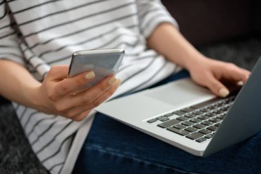 Kız evde bilgisayarda çalışıyor 