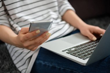 Kız evde bilgisayarda çalışıyor 