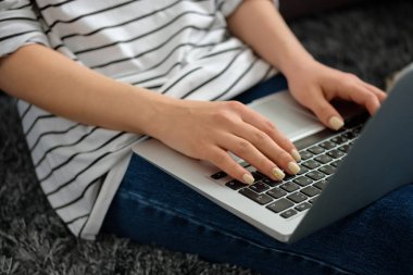 Kız evde bilgisayarda çalışıyor 