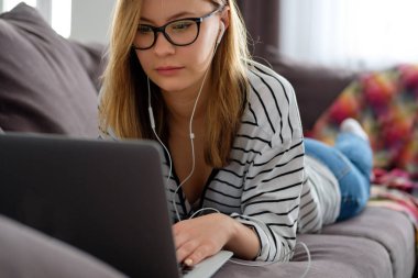 Kız bir bilgisayarın önünde evde zaman geçiriyor