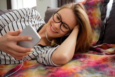 Telefonda video konuşurken güzel genç kız