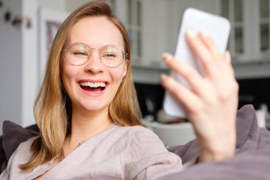 Güzel genç kız konuşan üzerinde the video üzerinde the Phon