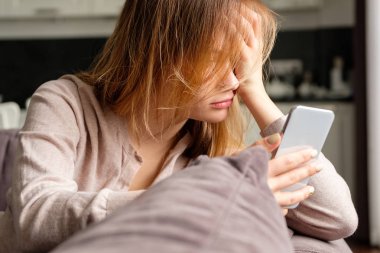 Bir telefon ile üzgün kız