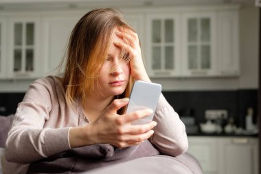 Bir telefon ile üzgün kız