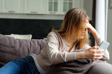 Bir telefon ile üzgün kız