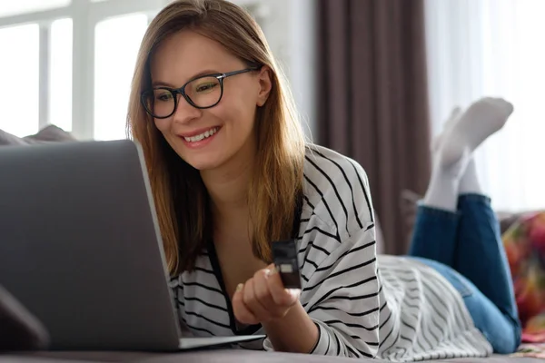 Flicka Spenderar Tiden Hemma Framför Dator — Stockfoto