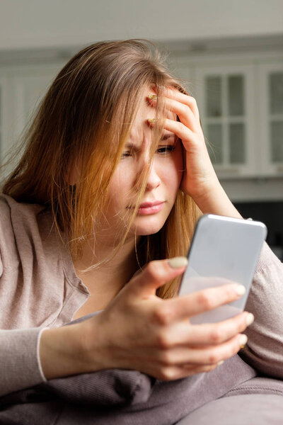 Расстроенная девушка с телефоном
