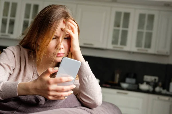 Chica Molesta Con Teléfono — Foto de Stock