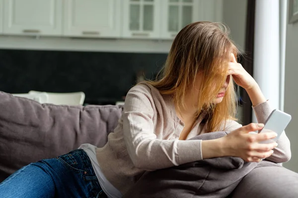 Bir telefon ile üzgün kız