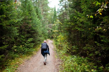 Adam, ağır sırt çantası seyahat yaşam tarzı ile günbatımı Dağları yolculuk tutkusu macera kavramı yaz tatillerini açık yalnız doğaya hiking 