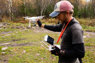 Erkek turist yeni yerler keşfetmek. Yakıt ile niteliğine yakışıklı sakallı adam. Drone kullanarak fotoğraf arşivi ve doğa vuruyor
