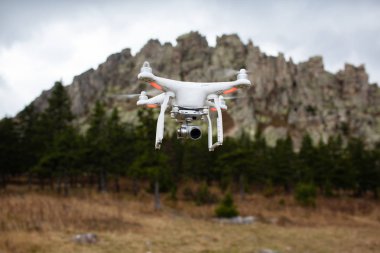 Quadcopter uçak gökyüzünde açık havada