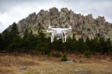 Quadcopter uçak gökyüzünde açık havada