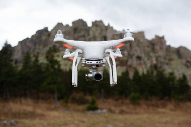 Quadcopter uçak gökyüzünde açık havada