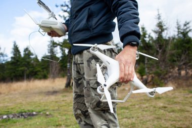 Erkek turist yeni yerler keşfetmek. Yakıt ile niteliğine yakışıklı sakallı adam. Drone kullanarak fotoğraf arşivi ve doğa vuruyor