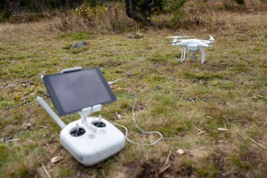 Quadcopter uçak gökyüzünde açık havada