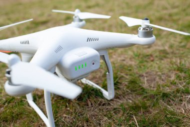 Quadcopter uçak gökyüzünde açık havada