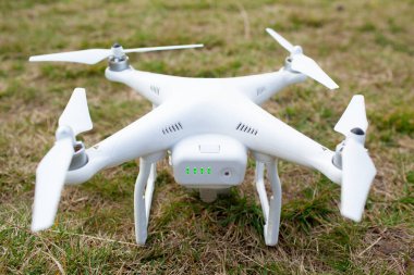 Quadcopter uçak gökyüzünde açık havada