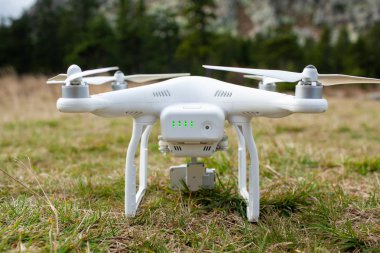 Quadcopter uçak gökyüzünde açık havada