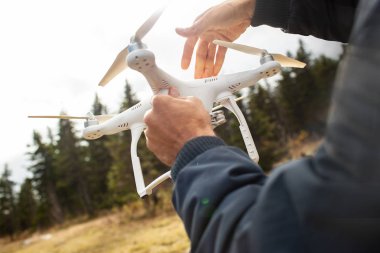 Erkek turist yeni yerler keşfetmek. Yakıt ile niteliğine yakışıklı sakallı adam. Drone kullanarak fotoğraf arşivi ve doğa vuruyor