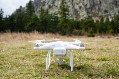 Quadcopter uçak gökyüzünde açık havada