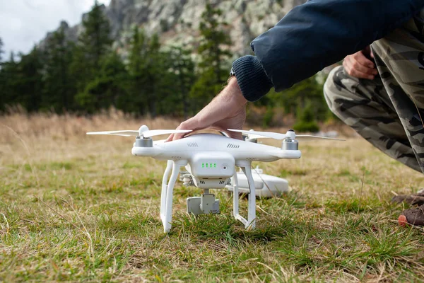 Erkek turist yeni yerler keşfetmek. Yakıt ile niteliğine yakışıklı sakallı adam. Drone kullanarak fotoğraf arşivi ve doğa vuruyor