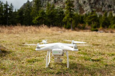 Quadcopter uçak gökyüzünde açık havada