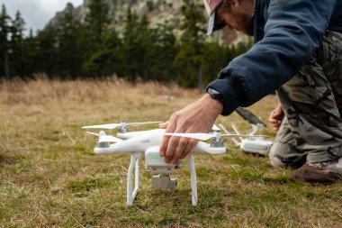 Erkek turist yeni yerler keşfetmek. Yakıt ile niteliğine yakışıklı sakallı adam. Drone kullanarak fotoğraf arşivi ve doğa vuruyor