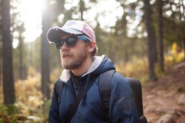 Vahşi bir park arka plan üzerinde bir sakallı adam Gezgin portresi