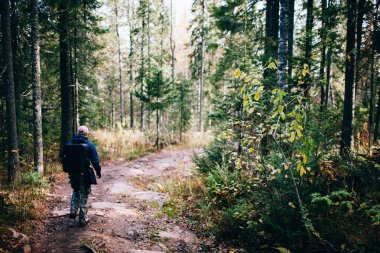 Adam, ağır sırt çantası seyahat yaşam tarzı ile günbatımı Dağları yolculuk tutkusu macera kavramı yaz tatillerini açık yalnız doğaya hiking 