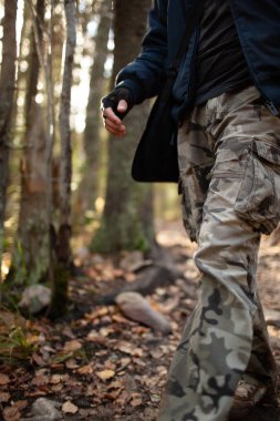 Adam, ağır sırt çantası seyahat yaşam tarzı ile günbatımı Dağları yolculuk tutkusu macera kavramı yaz tatillerini açık yalnız doğaya hiking 