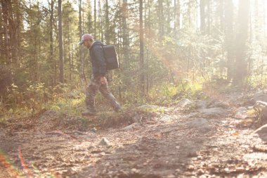 Adam, ağır sırt çantası seyahat yaşam tarzı ile günbatımı Dağları yolculuk tutkusu macera kavramı yaz tatillerini açık yalnız doğaya hiking 