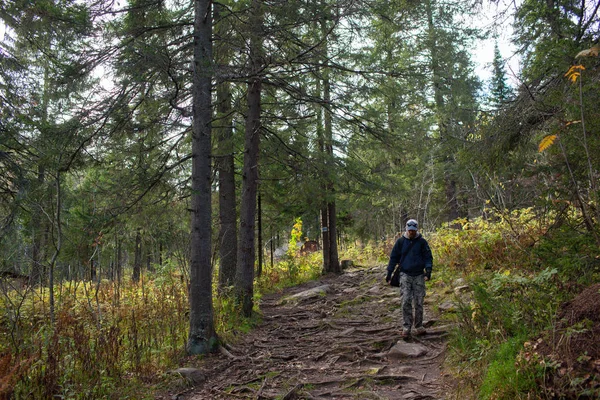 Man Hiking Sunset Mountains Heavy Backpack Travel Lifestyle Wanderlust Adventure — Stock Photo, Image