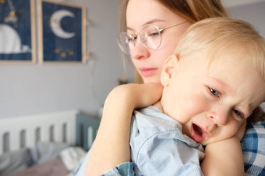 Annemin omzuna Ağlayan bebek