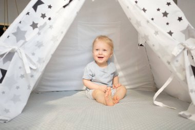 Onun odasında bir çadırda evlat