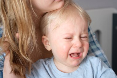 Bebek anne kollarında ağlıyor