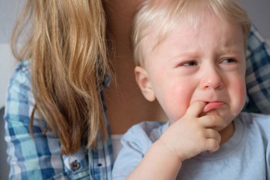 Bebek anne kollarında ağlıyor