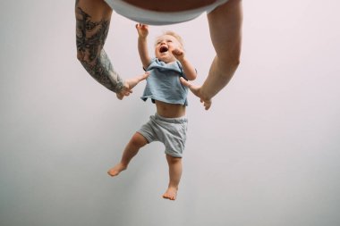 Bir çocuk odasında modern bir baba ile çalış.