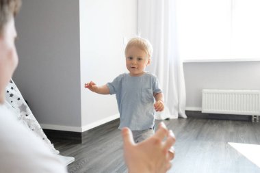 Bir çocuk odasında modern bir baba ile çalış.