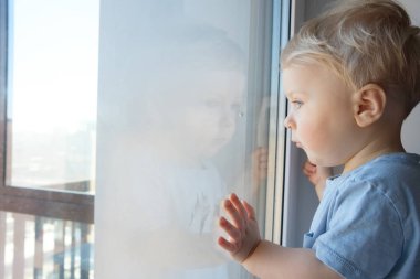 Güzel küçük bebek evde zaman harcıyor