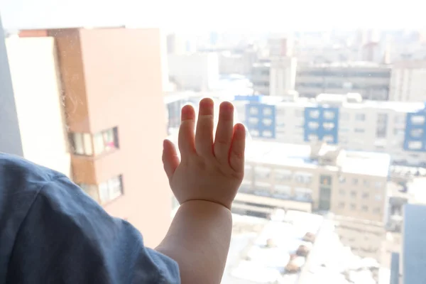 Child Looked Window City Children Handle Window — Stock Photo, Image