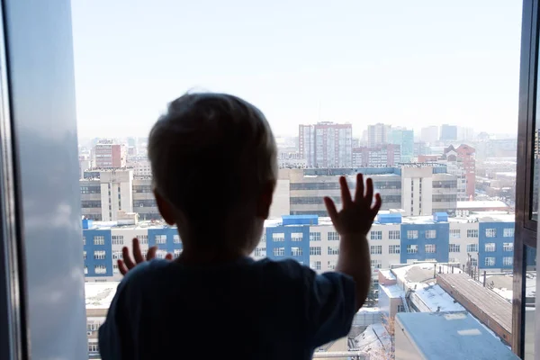 Child Looked Window City Children Handle Window — Stock Photo, Image