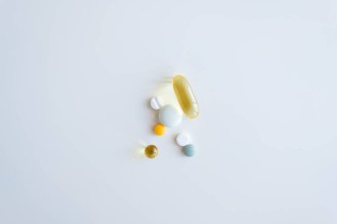 Beyaz arka planda bir avuç hap