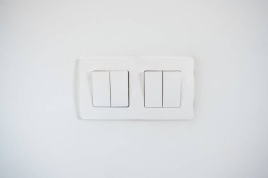 Beyaz duvardaki beyaz ışık düğmeleri