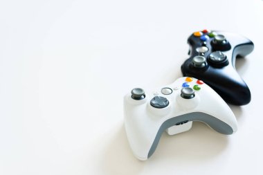 Beyaz masadaki oyunlar için Joysticks