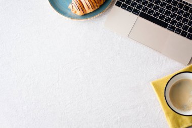 Dizüstü bilgisayar lı kahve ve kopyalama alanı