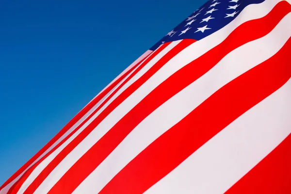 Bandera Americana Ondeando Viento Contra Cielo Azul — Foto de Stock