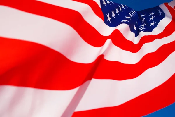 Bandera Americana Ondeando Viento Contra Cielo Azul — Foto de Stock