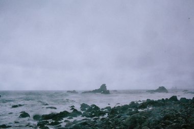 Kayalara çarpan azgın karanlık denizdalgaları