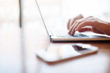 Kafede çalışan genç bir kadın, dizüstü bilgisayarda klavye. Üniversitedeki derslerden sonra netbook için çalışan sarışın bir öğrenci..